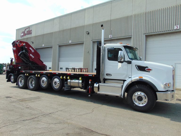 BIK HL‑100T heavy‑lift knuckle boom.