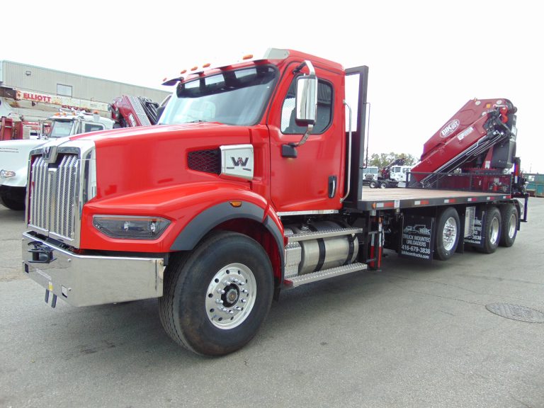 BIK HL‑65T heavy‑lift knuckle boom.