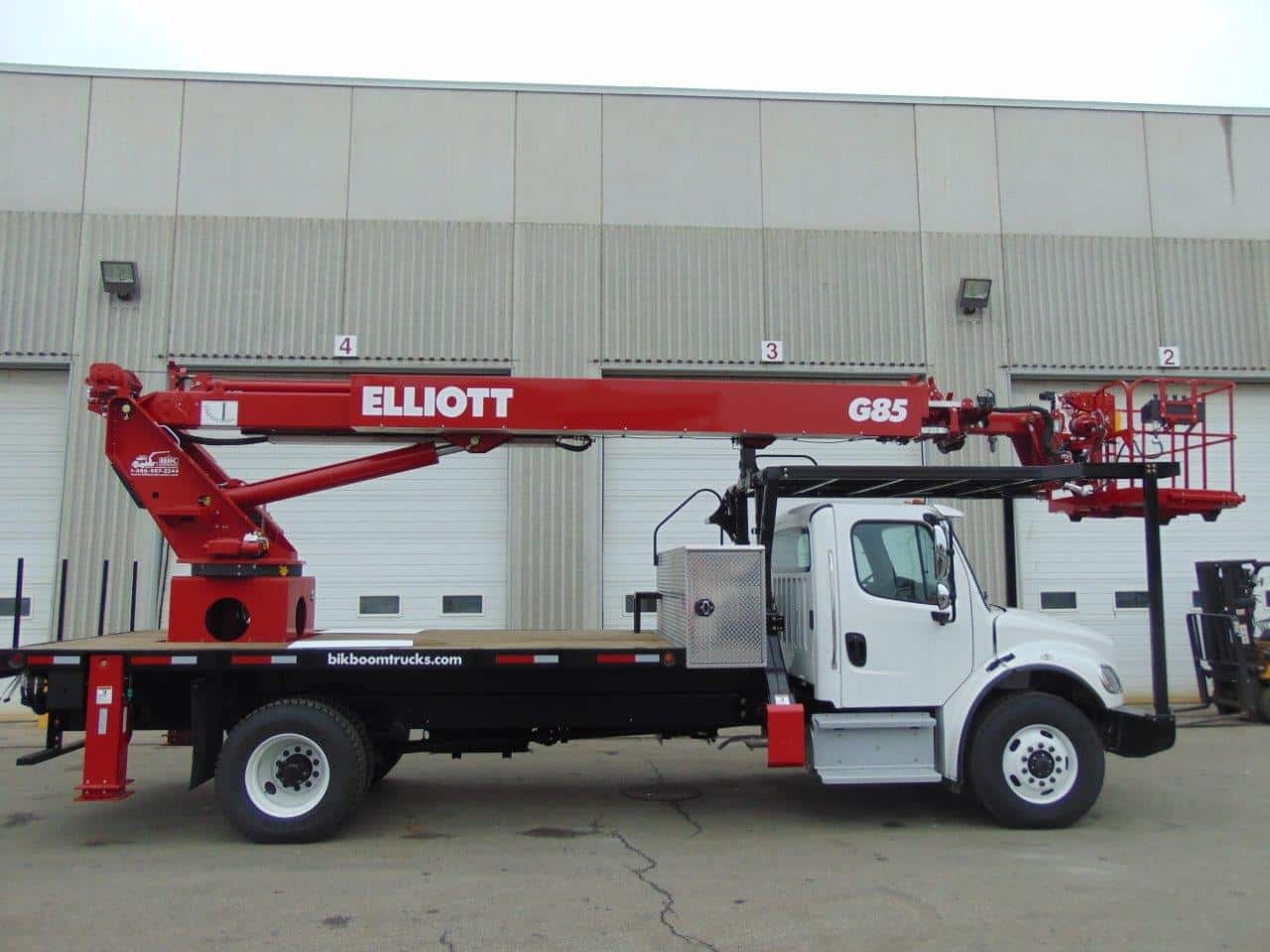 NEW ELLIOTT HiREACH G85 ON NEW FREIGHTLINER M2-106 S/A – 37K GVWR
