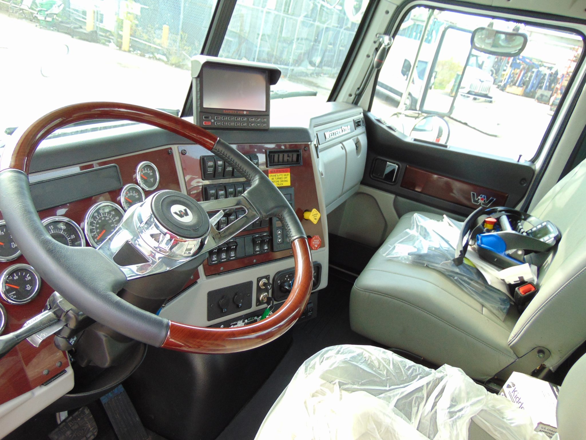 NEW PM 150 + JIB ON NEW WESTERN STAR 4800 & 15′ REMOVABLE DECK - Image 6