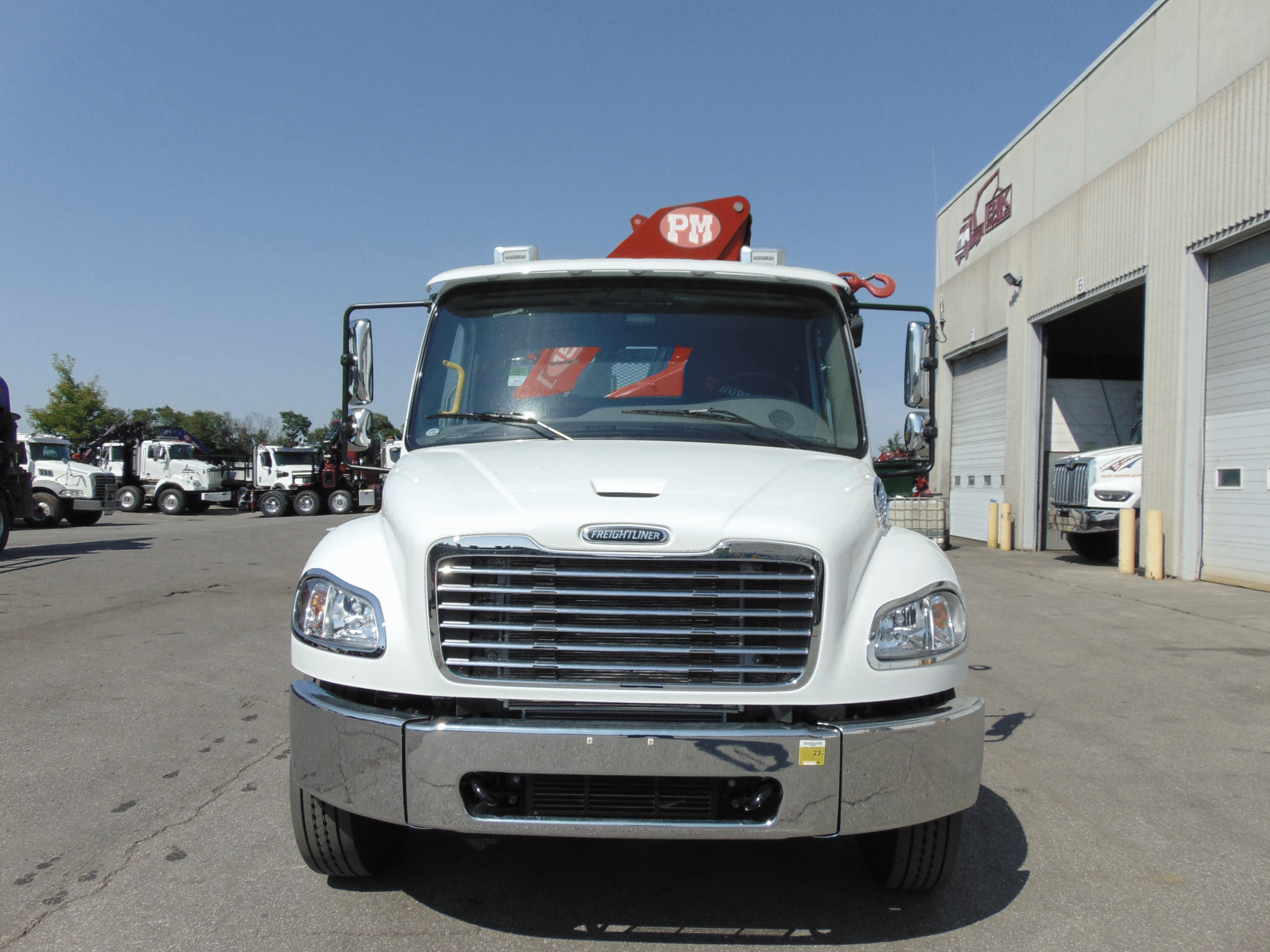PM 15525 KNUCKLE BOOM ON FREIGHTLINER M2-106 AXLE TRUCK - Image 2