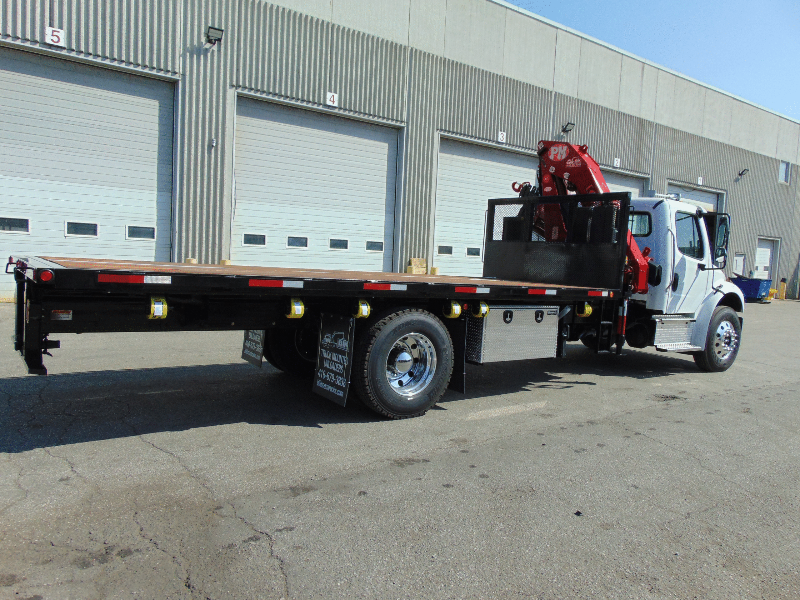 PM 15525 KNUCKLE BOOM ON FREIGHTLINER M2-106 AXLE TRUCK - Image 4