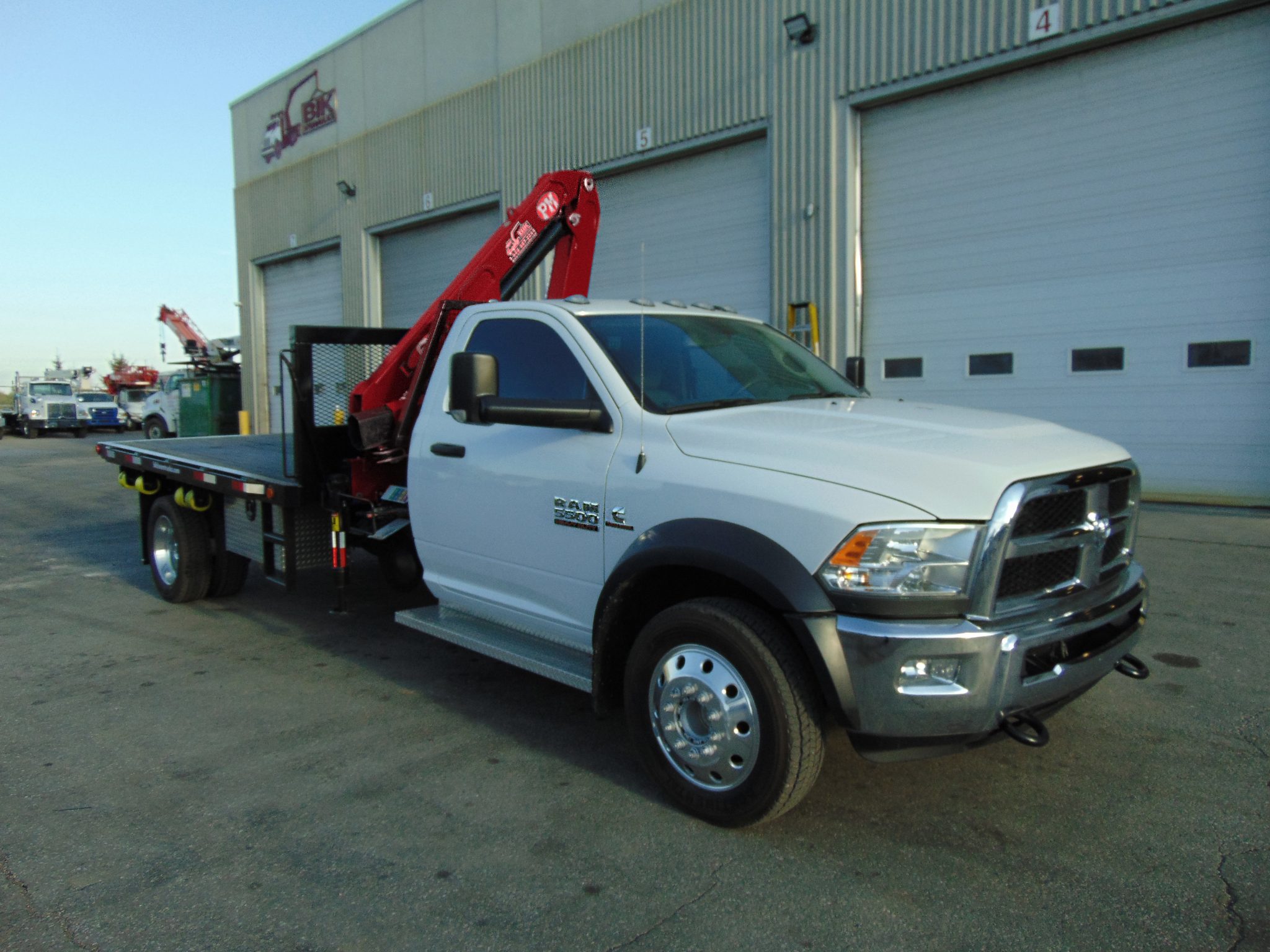 PM 6023 KNUCKLE BOOM ON DODGE 5500 SINGLE AXLE CHASSIS - Image 2