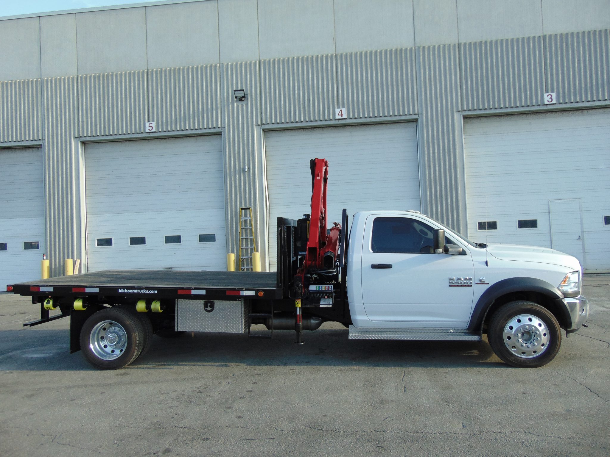 PM 6023 KNUCKLE BOOM ON DODGE 5500 SINGLE AXLE CHASSIS - Image 3