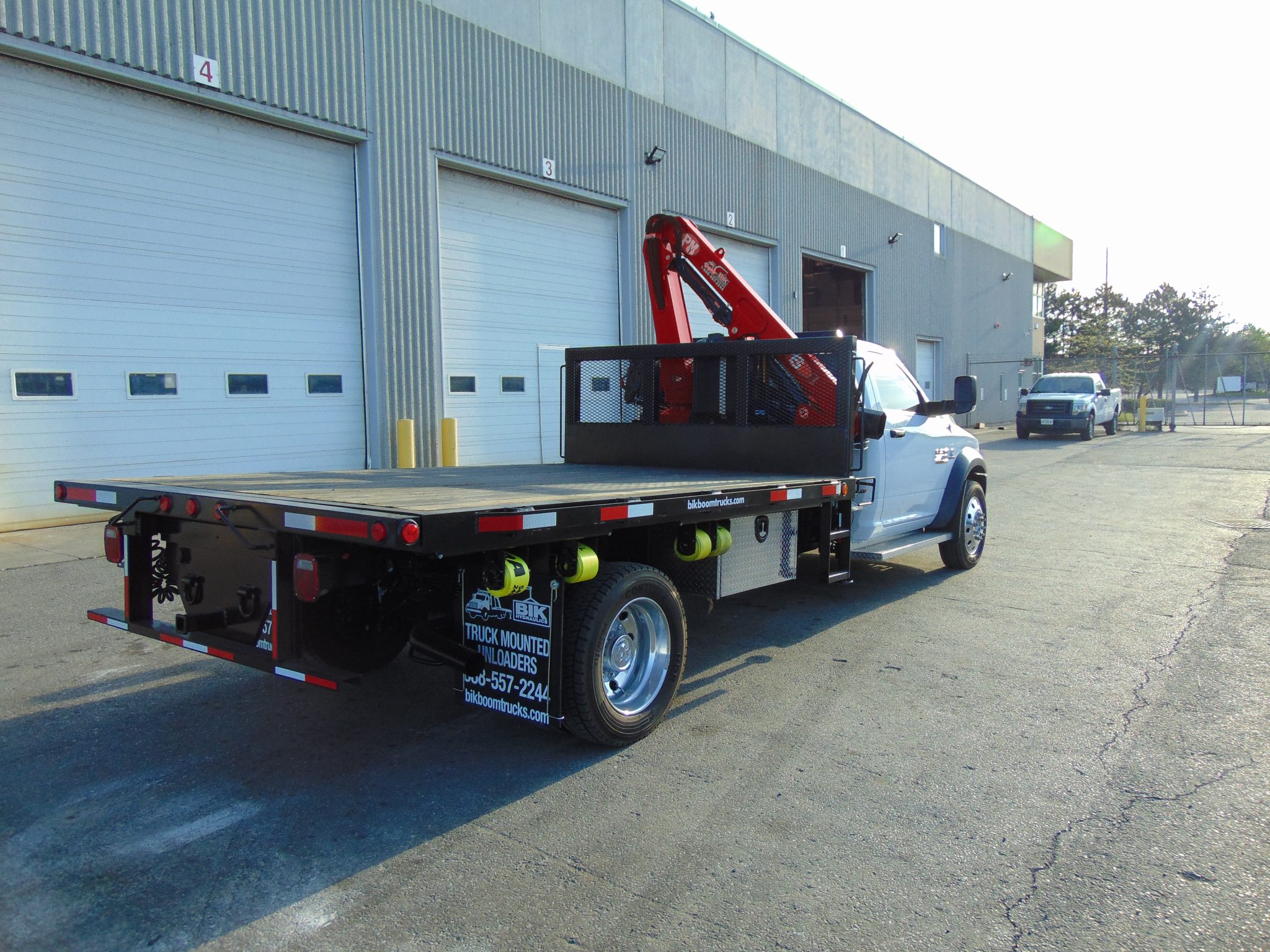 PM 6023 KNUCKLE BOOM ON DODGE 5500 SINGLE AXLE CHASSIS - Image 4