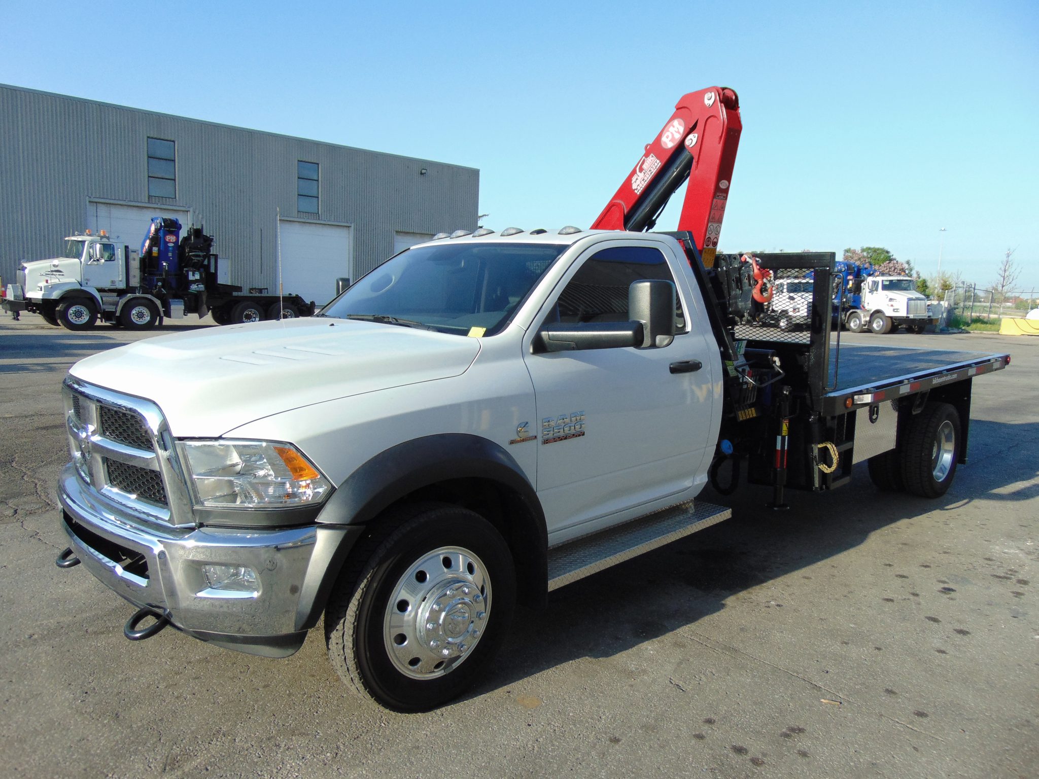 PM 6023 KNUCKLE BOOM ON DODGE 5500 SINGLE AXLE CHASSIS