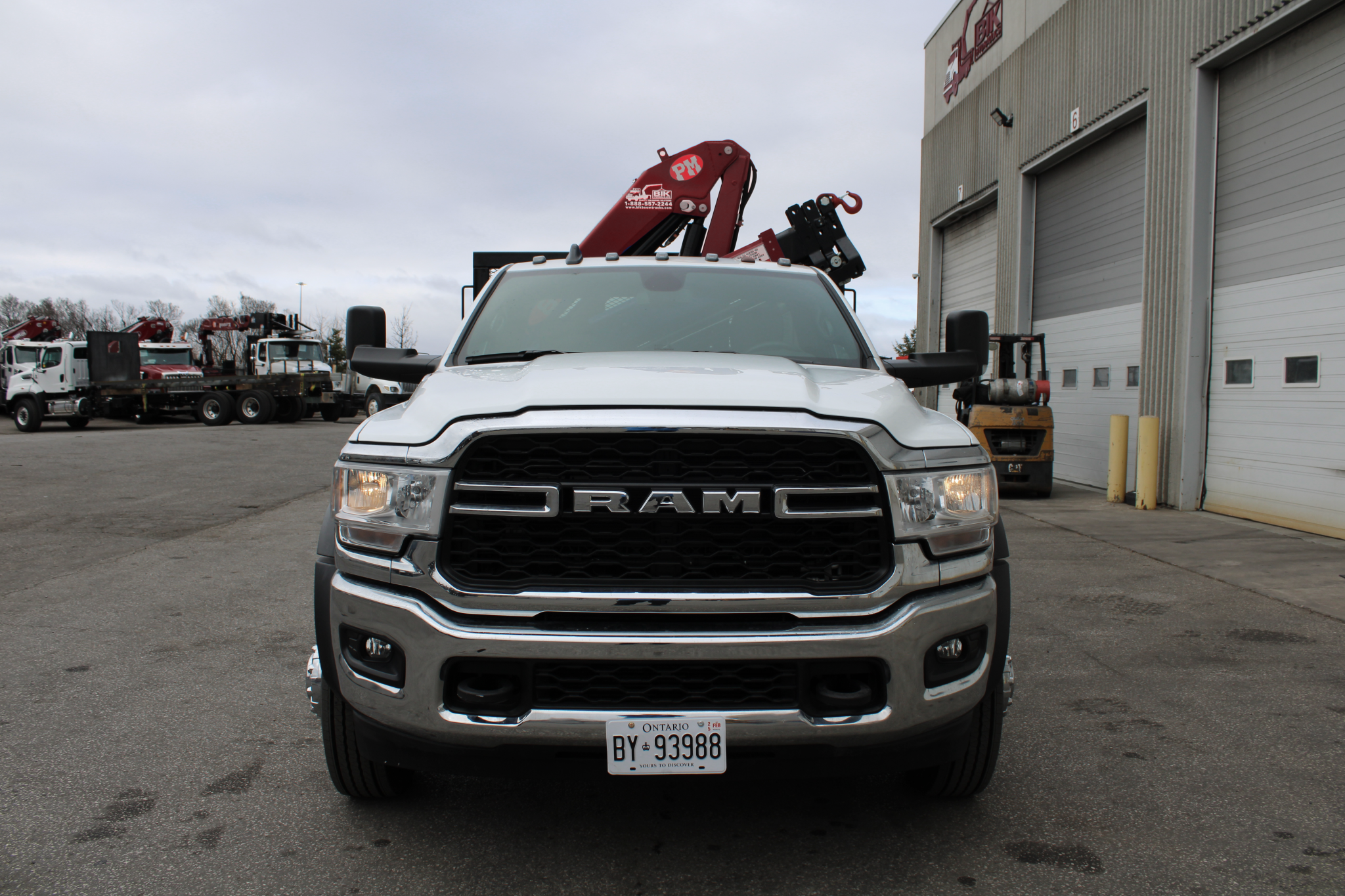 NEW PM 8023 KNUCKLE BOOM ON DODGE 5500 SINGLE AXLE CHASSIS - Image 2