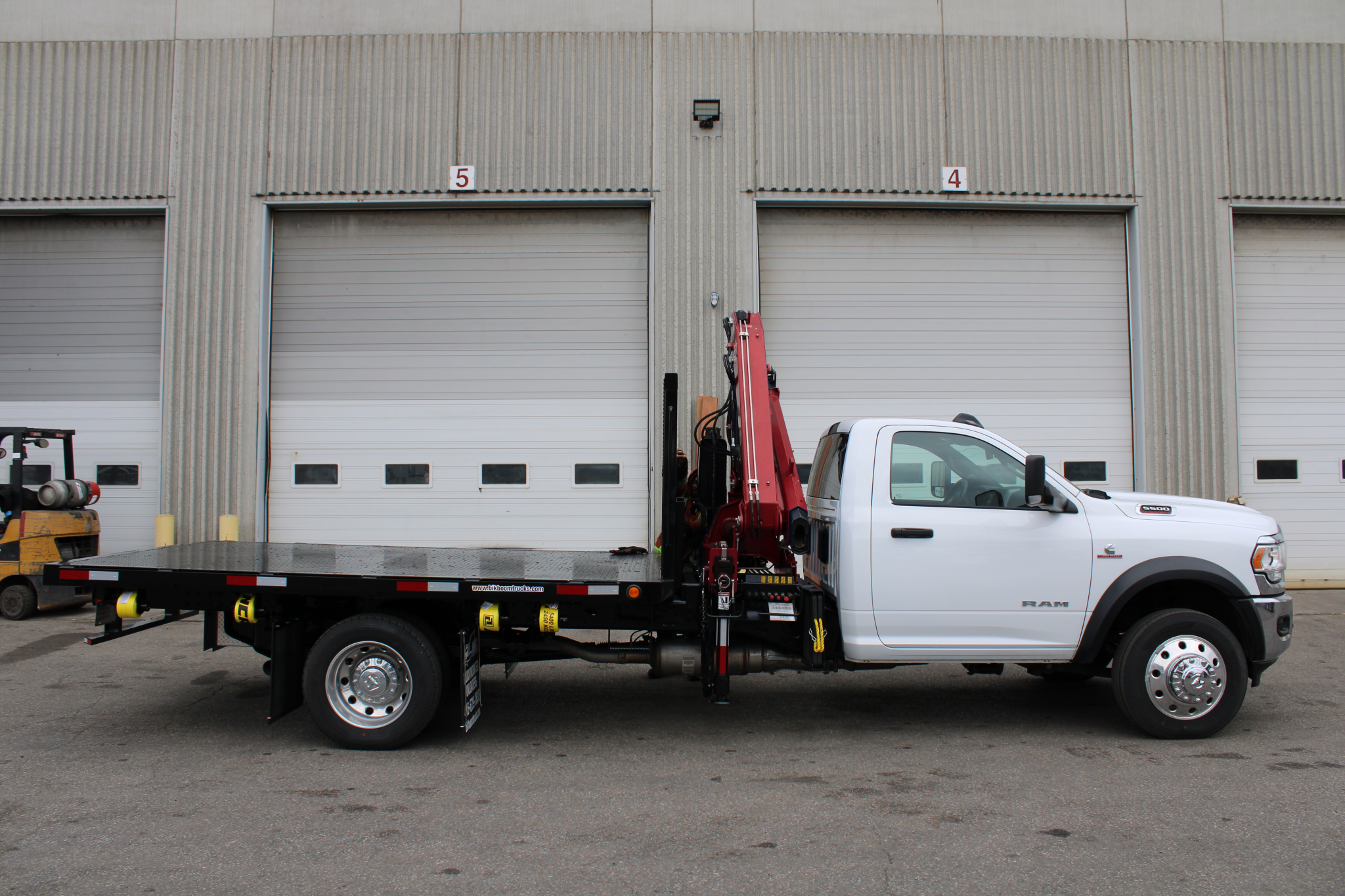 NEW PM 8023 KNUCKLE BOOM ON DODGE 5500 SINGLE AXLE CHASSIS - Image 3