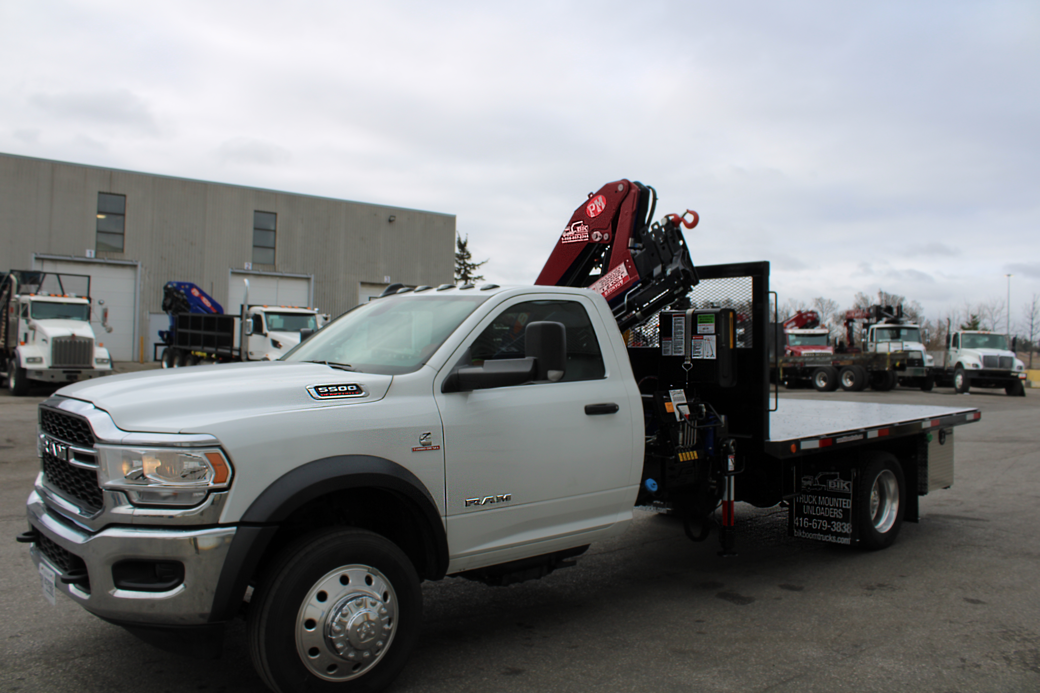 NEW PM 8023 KNUCKLE BOOM ON DODGE 5500 SINGLE AXLE CHASSIS - Image 6