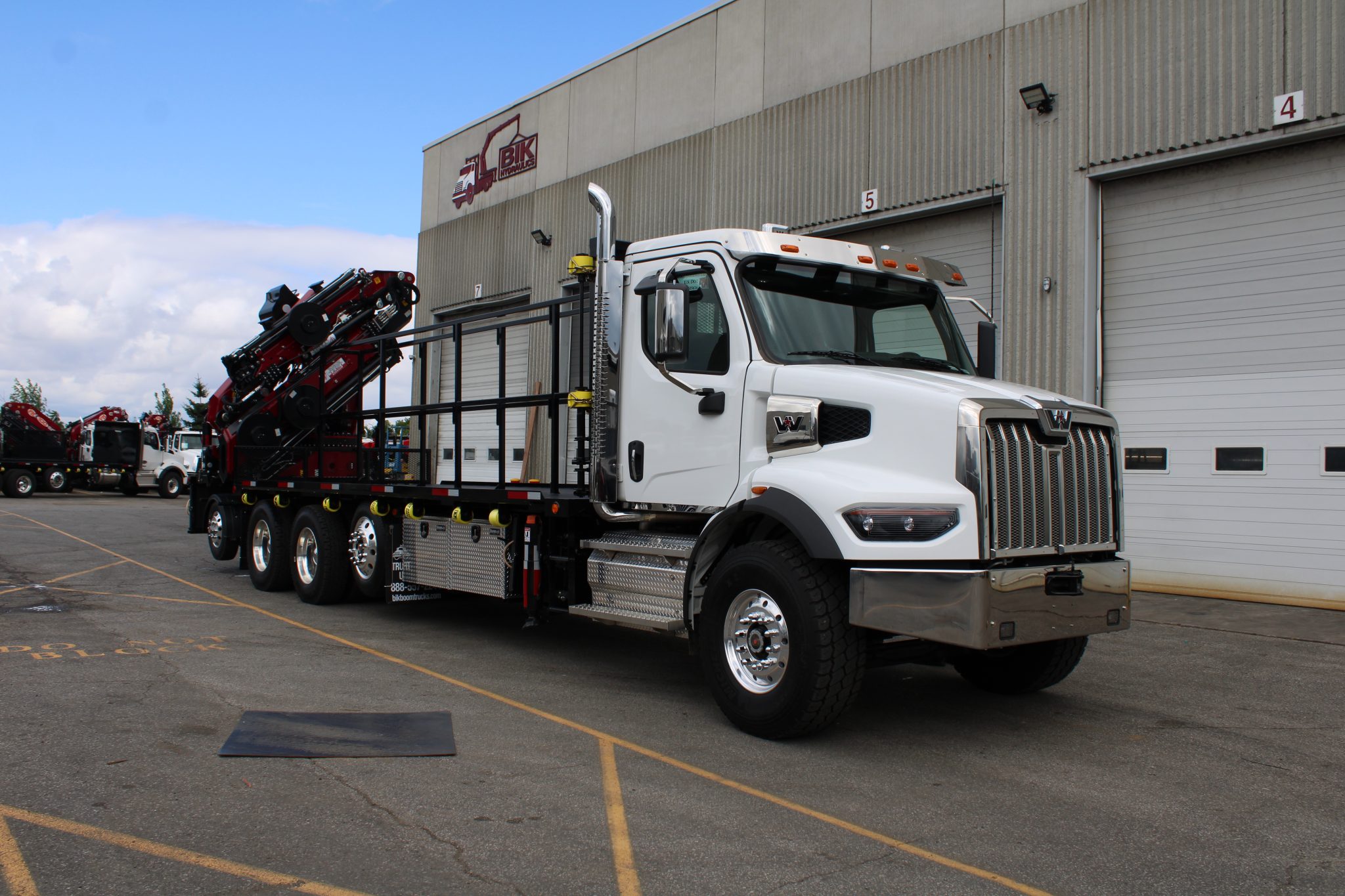 NEW BIK SERIES FC- 76 FORMING CRANE ON NEW WESTERN STAR - Image 2