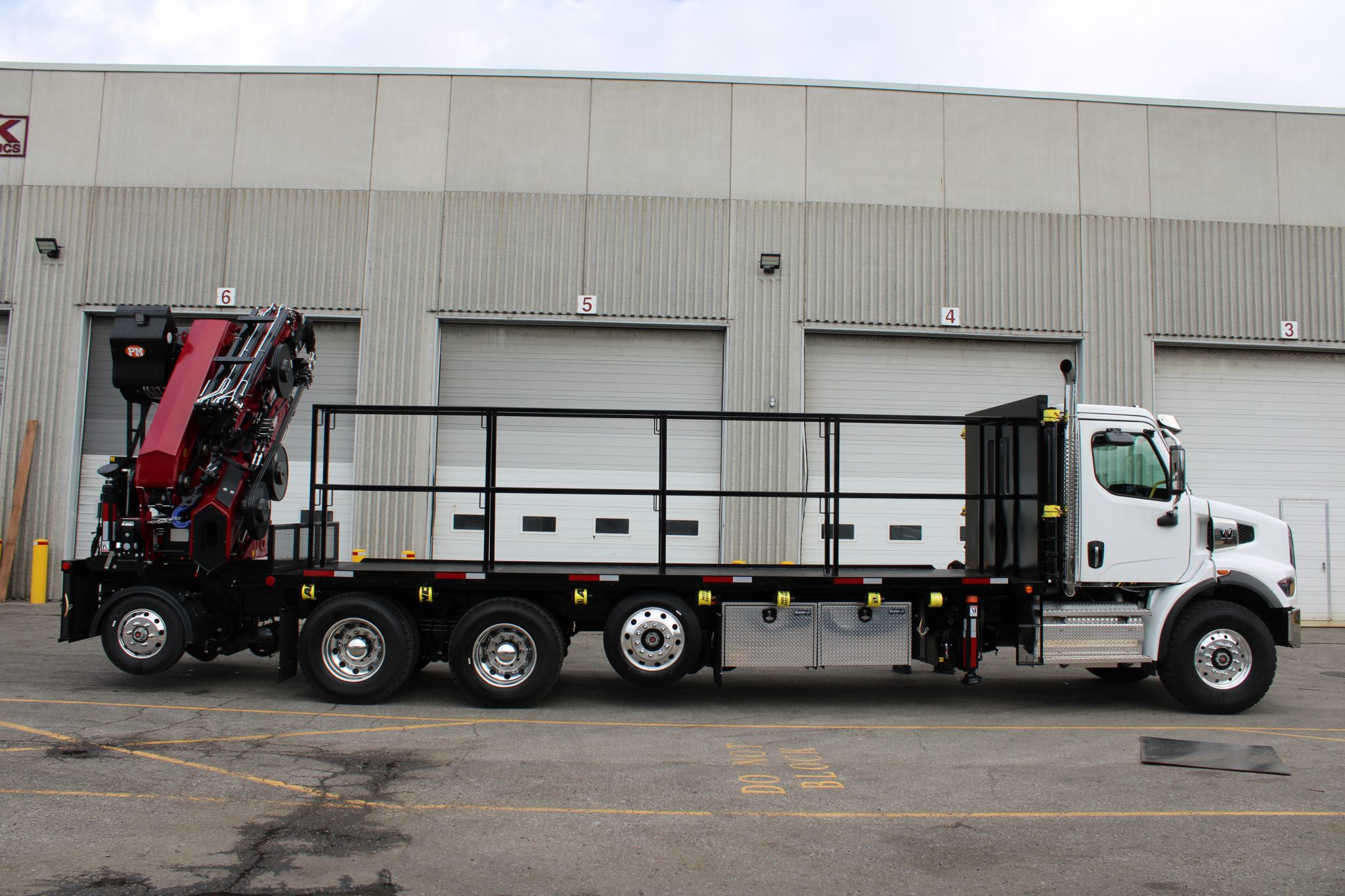 NEW BIK SERIES FC- 76 FORMING CRANE ON NEW WESTERN STAR - Image 4