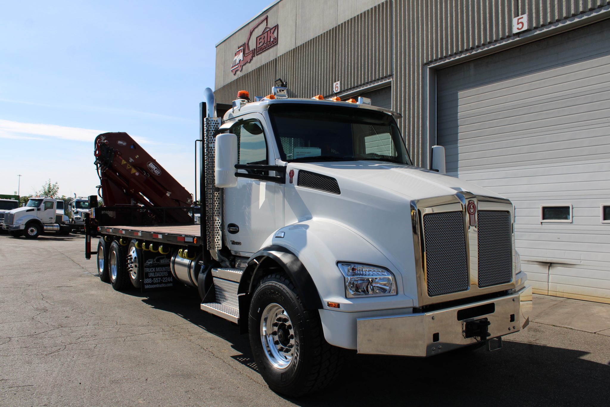 BIK HL‑45T heavy‑lift knuckle boom.