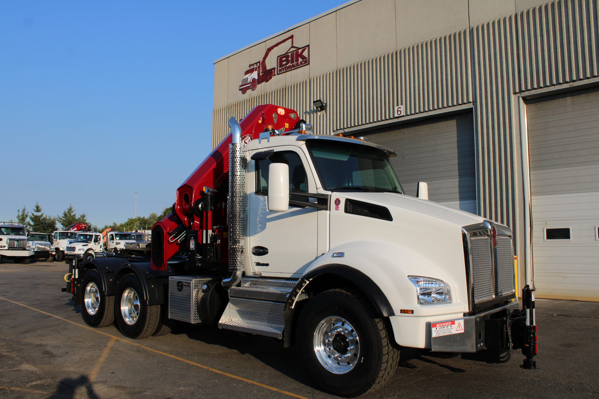 BIK HL‑70T heavy‑lift knuckle boom.