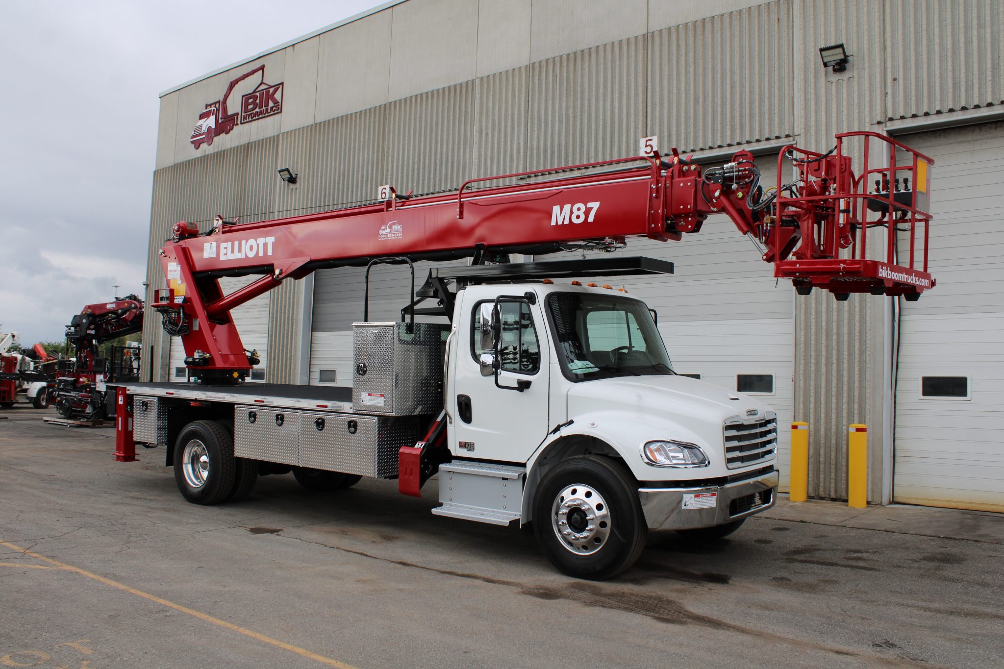 NEW ELLIOTT HiREACH M87 ON NEW FREIGHTLINER M2-106