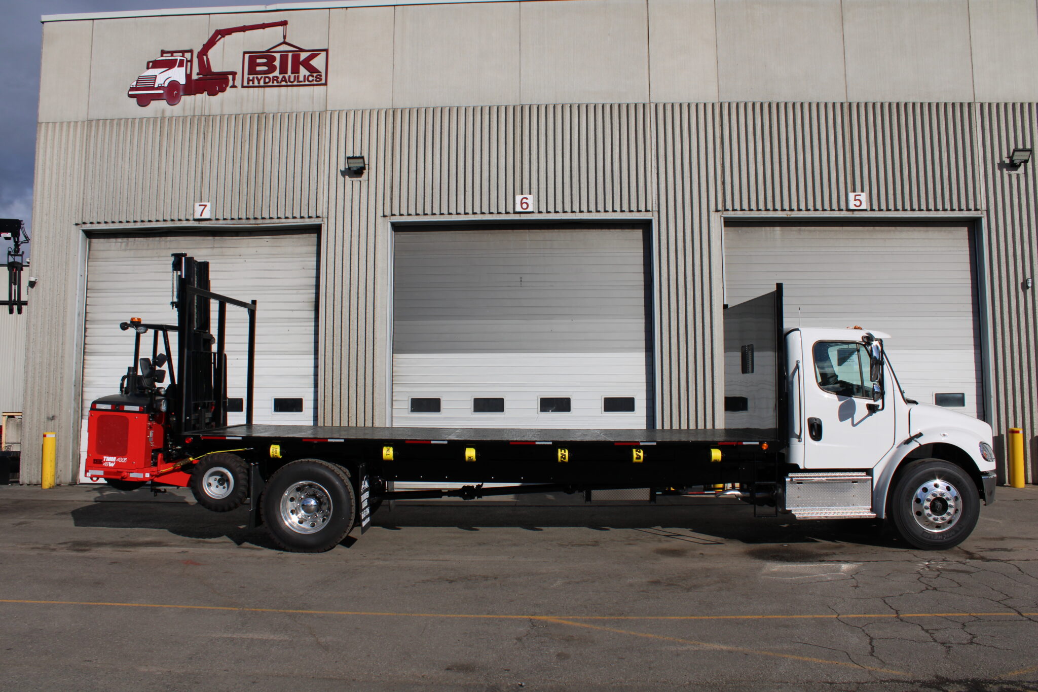 NEW – FREIGHTLINER M2-106 WITH MANITOU TMM-45 - Image 5