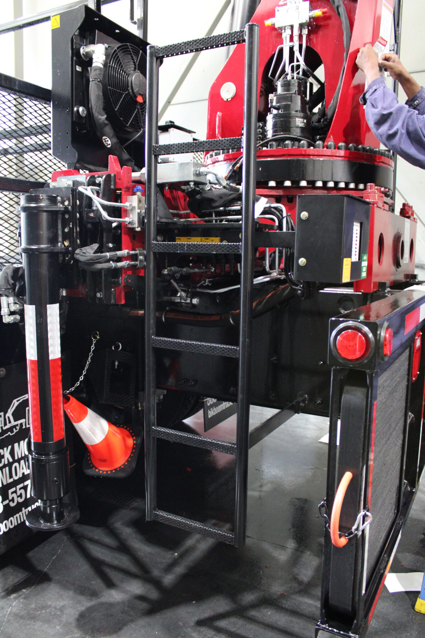 NEW BIK SERIES FC-70 FORMING CRANE ON NEW FREIGHTLINER 114SD 4-AXLE - Image 5