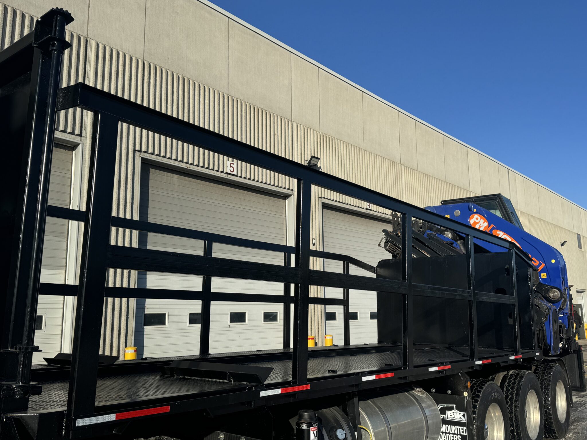 Used 2018 Kenworth T880 with PM 100 boom. - Image 3