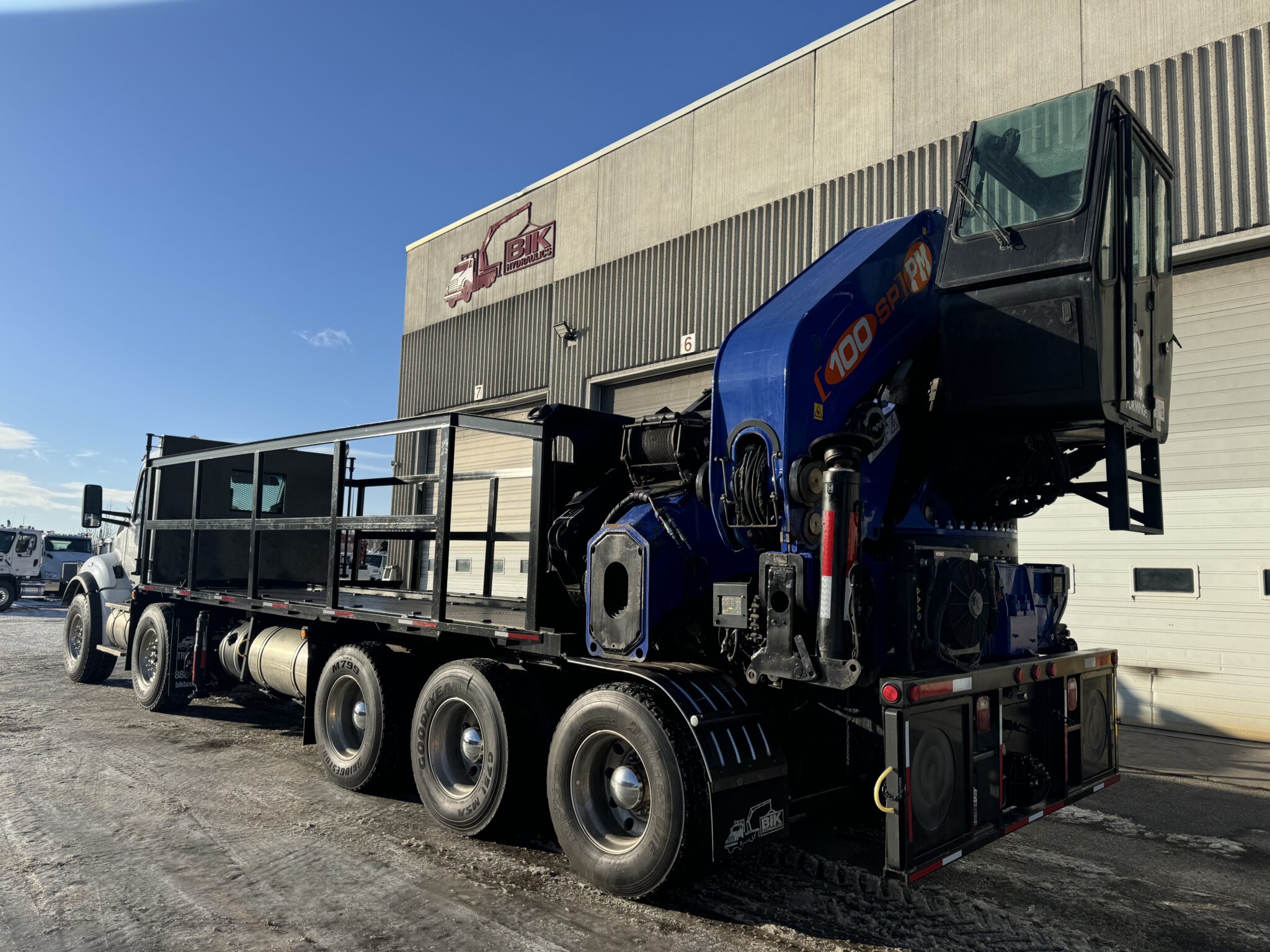 Used 2018 Kenworth T880 with PM 100 boom. - Image 4