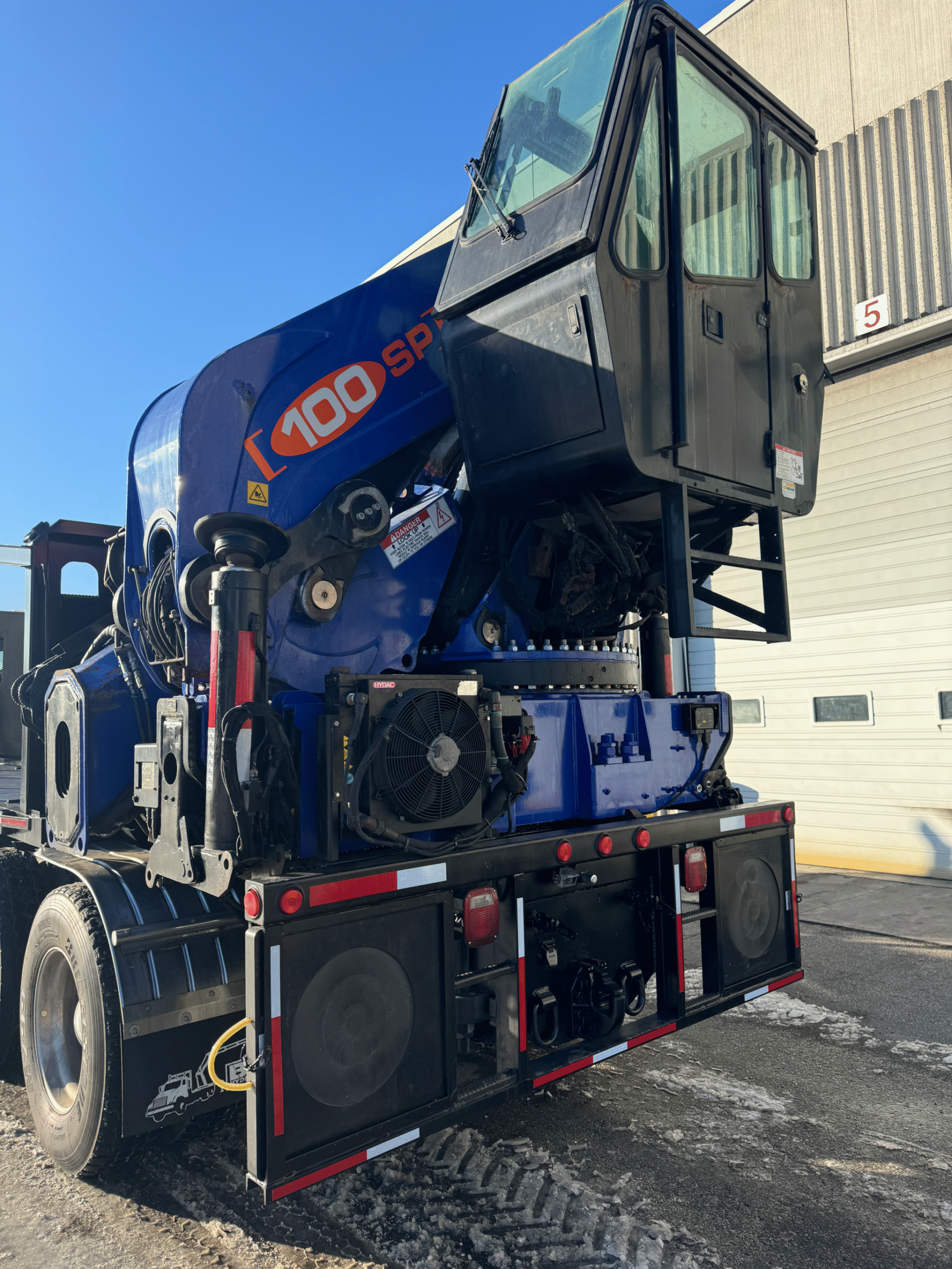 Used 2018 Kenworth T880 with PM 100 boom. - Image 5