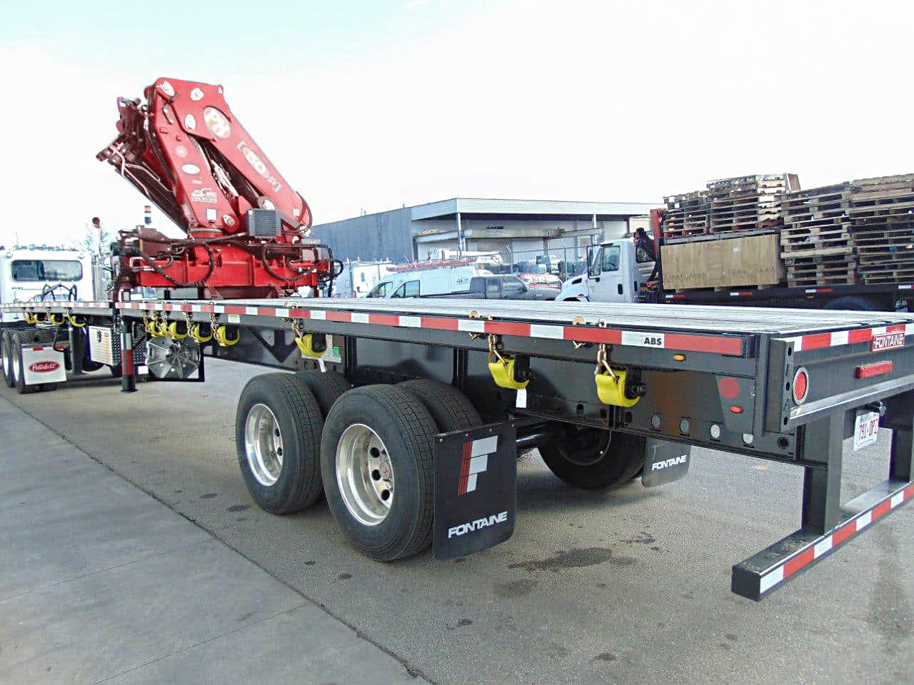 NEW PM 50024 KNUCKLE BOOM MID-MOUNTED – NEW 48′ T/A TRAILER - Image 2