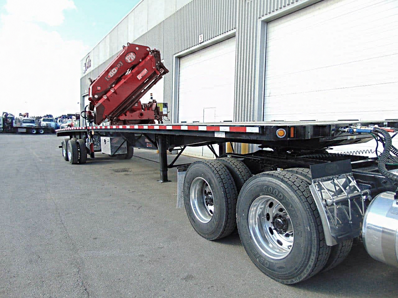 NEW PM 50024 KNUCKLE BOOM MID-MOUNTED – NEW 48′ T/A TRAILER - Image 6